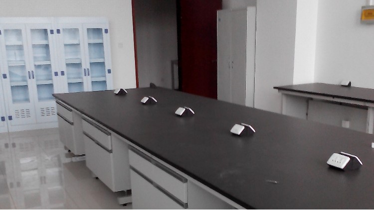 實(shí)驗(yàn)臺